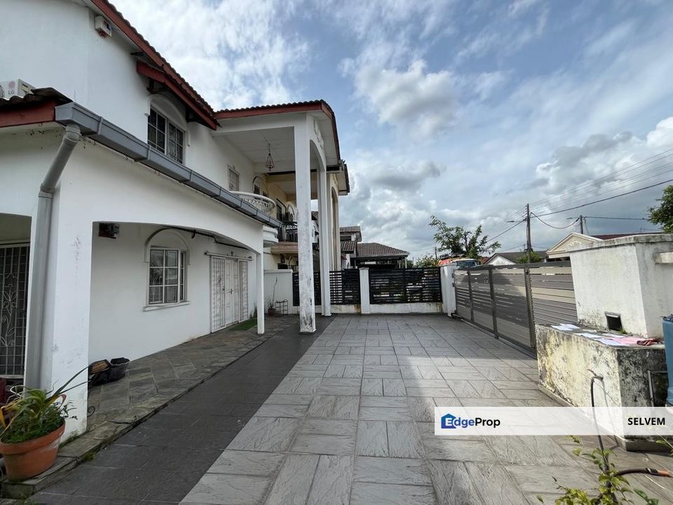Unique large Corner house with 20 feet side extra land, Selangor, Klang