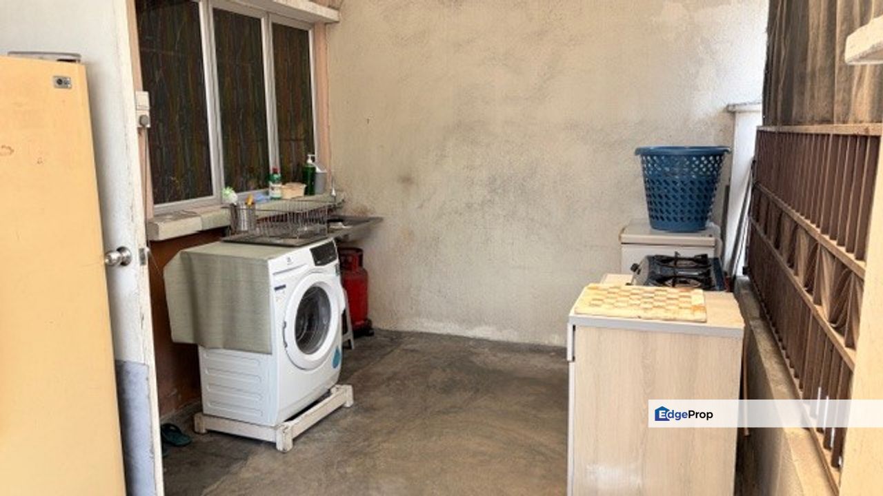 Beautifully Renovated Double Storey Semi-Detached @ Taman Waterfall, Selangor, Rawang