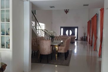 TASTEFULLY RENOVATED CORNER 2-STOREY LINK HOUSE FOR SALE (BELOW MARKET VALUE)