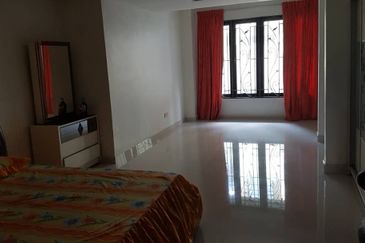 TASTEFULLY RENOVATED CORNER 2-STOREY LINK HOUSE FOR SALE (BELOW MARKET VALUE)