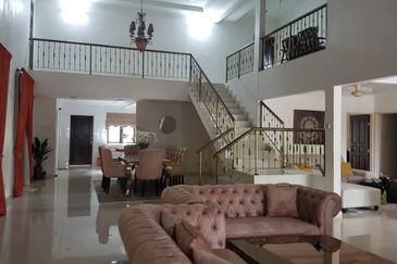 TASTEFULLY RENOVATED CORNER 2-STOREY LINK HOUSE FOR SALE (BELOW MARKET VALUE)