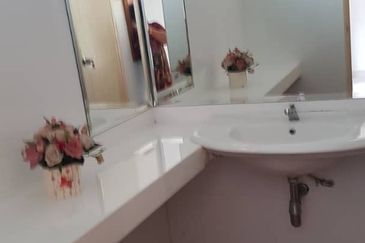 TASTEFULLY RENOVATED CORNER 2-STOREY LINK HOUSE FOR SALE (BELOW MARKET VALUE)