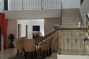 TASTEFULLY RENOVATED CORNER 2-STOREY LINK HOUSE FOR SALE (BELOW MARKET VALUE)