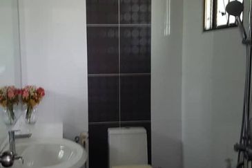 TASTEFULLY RENOVATED CORNER 2-STOREY LINK HOUSE FOR SALE (BELOW MARKET VALUE)