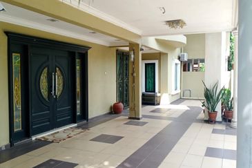 TASTEFULLY RENOVATED CORNER 2-STOREY LINK HOUSE FOR SALE (BELOW MARKET VALUE)