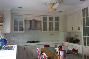 TASTEFULLY RENOVATED CORNER 2-STOREY LINK HOUSE FOR SALE (BELOW MARKET VALUE)