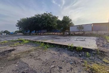 RARE! FACING MAIN ROAD  SHAH ALAM INDUSTRIAL LAND (near KESAS) FLAT LAND