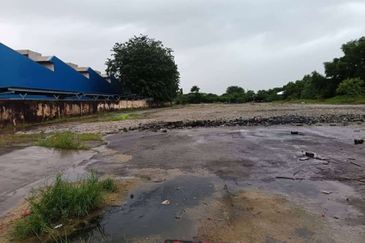 RARE! FACING MAIN ROAD  SHAH ALAM INDUSTRIAL LAND (near KESAS) FLAT LAND