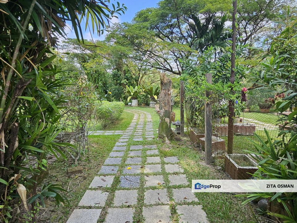 Bkt Jelutong Cosy Superlink Double Storey Terrace Faces Open Space with Beautifully Curated Garden , Selangor, Shah Alam