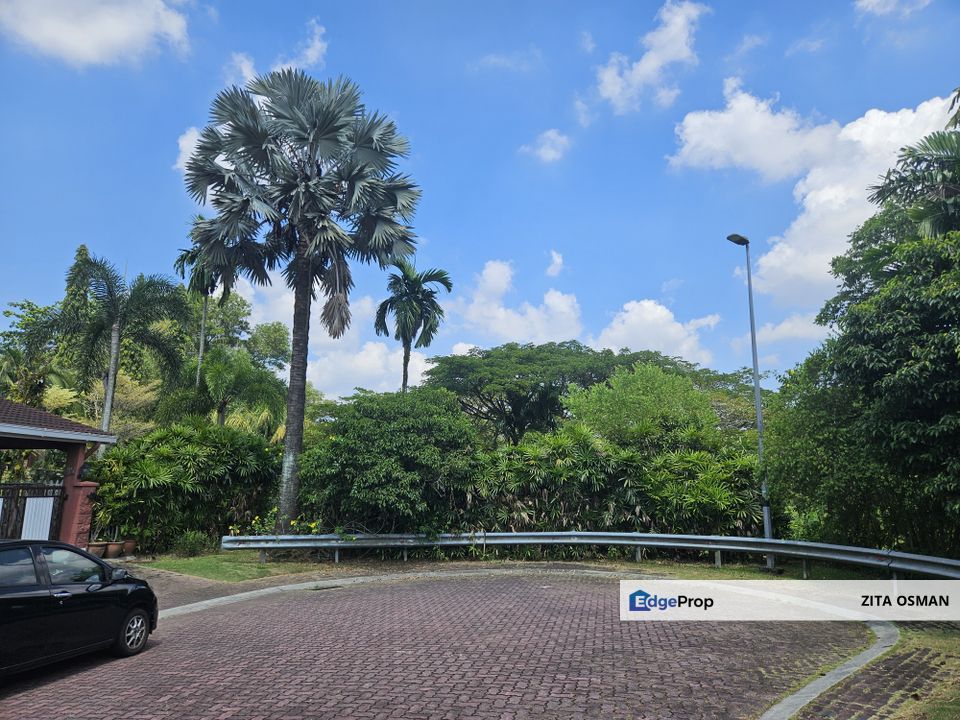 Bkt Jelutong Cosy Superlink Double Storey Terrace Faces Open Space with Beautifully Curated Garden , Selangor, Shah Alam