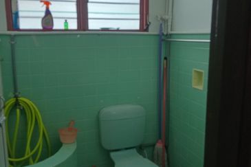 Freehold 2 storey terrace house, near Ong Kim Wee