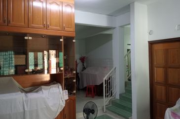 Freehold 2 storey terrace house, near Ong Kim Wee