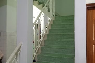 Freehold 2 storey terrace house, near Ong Kim Wee