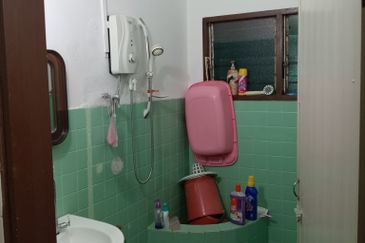 Freehold 2 storey terrace house, near Ong Kim Wee