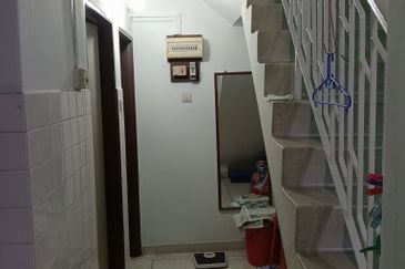 Freehold 2 storey terrace house, near Ong Kim Wee