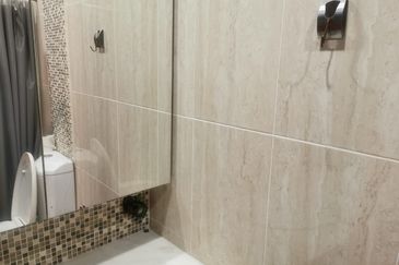 CONDOMINIUM GOLDEN COAST (PANTAI MAS)