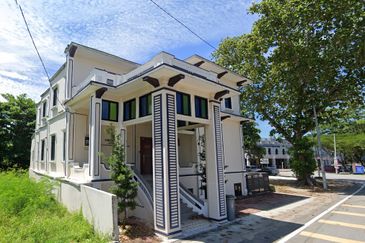 Spacious 3 storey commercial Building  with prime features @ Jalan Limbongan, Melaka