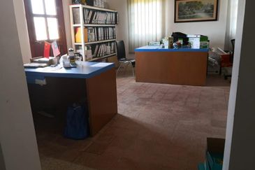 Spacious 3 storey commercial Building  with prime features @ Jalan Limbongan, Melaka