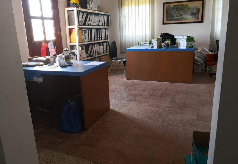 Spacious 3 storey commercial Building  with prime features @ Jalan Limbongan, Melaka