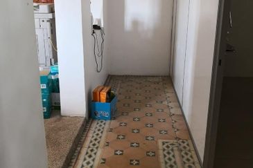 Spacious 3 storey commercial Building  with prime features @ Jalan Limbongan, Melaka