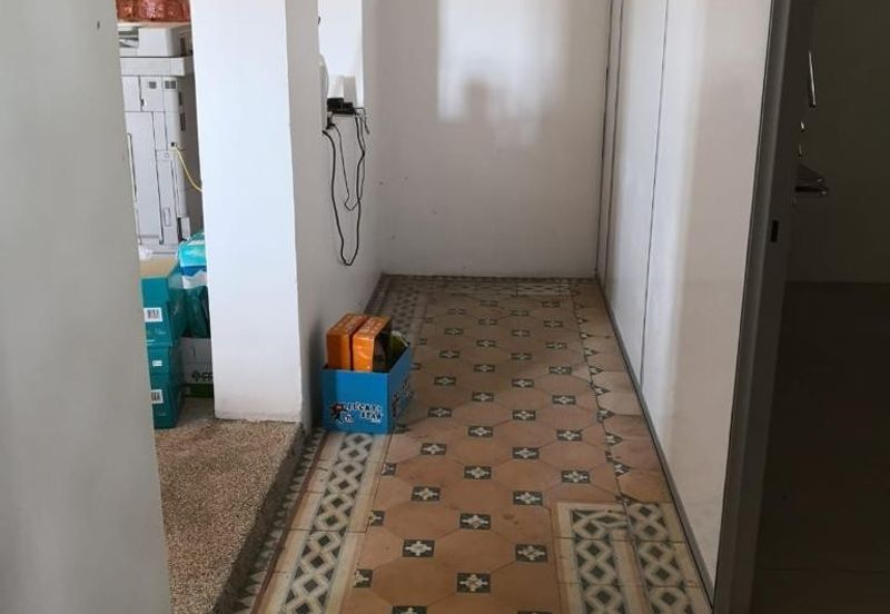 Spacious 3 storey commercial Building  with prime features @ Jalan Limbongan, Melaka