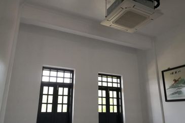 Spacious 3 storey commercial Building  with prime features @ Jalan Limbongan, Melaka