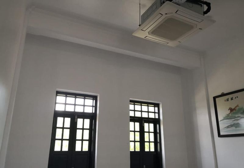 Spacious 3 storey commercial Building  with prime features @ Jalan Limbongan, Melaka