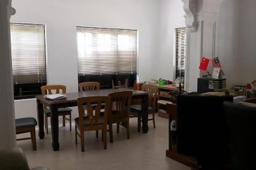 Spacious 3 storey commercial Building  with prime features @ Jalan Limbongan, Melaka