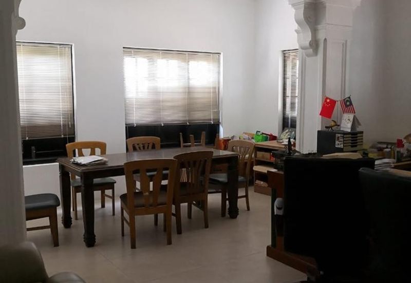 Spacious 3 storey commercial Building  with prime features @ Jalan Limbongan, Melaka