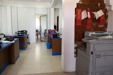 Spacious 3 storey commercial Building  with prime features @ Jalan Limbongan, Melaka