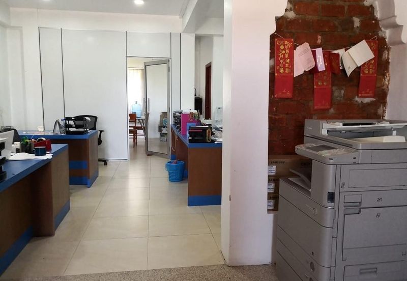 Spacious 3 storey commercial Building  with prime features @ Jalan Limbongan, Melaka