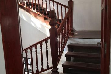 Spacious 3 storey commercial Building  with prime features @ Jalan Limbongan, Melaka