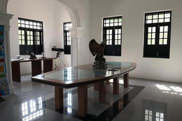 Spacious 3 storey commercial Building  with prime features @ Jalan Limbongan, Melaka