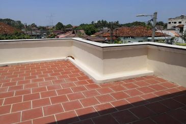 Spacious 3 storey commercial Building  with prime features @ Jalan Limbongan, Melaka