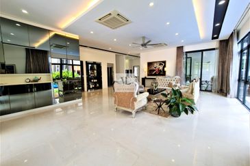 3 Storey Modern Bungalow | Comes with Lift & Pool