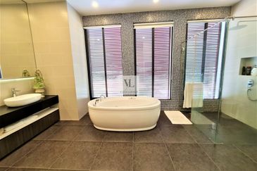 3 Storey Modern Bungalow | Comes with Lift & Pool