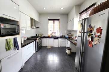 Modern Bungalow with Big Side Land (Potential to build a Pool)