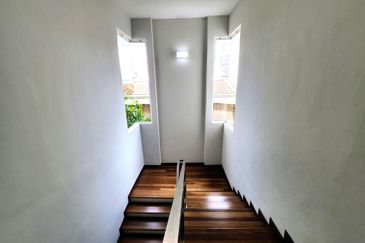 Modern Bungalow with Big Side Land (Potential to build a Pool)