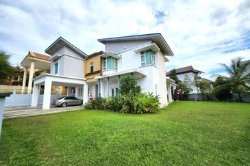Modern Bungalow with Big Side Land (Potential to build a Pool)