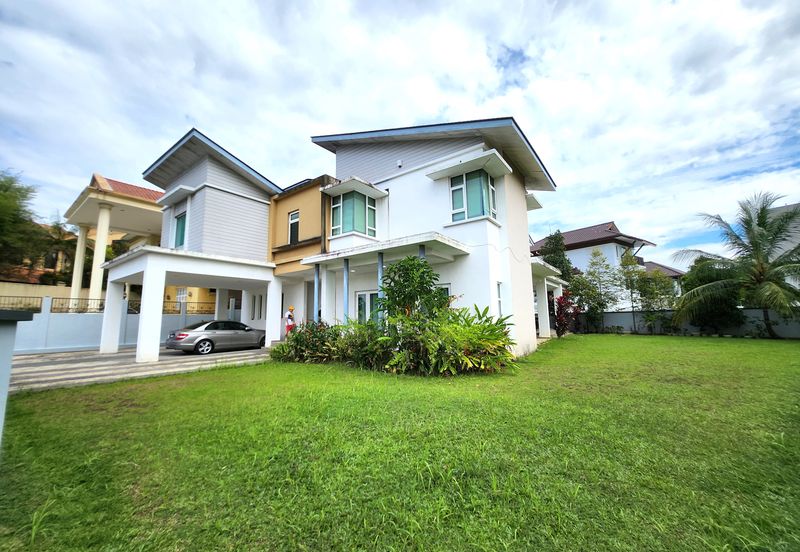Modern Bungalow with Big Side Land (Potential to build a Pool)