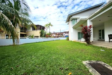 Modern Bungalow with Big Side Land (Potential to build a Pool)