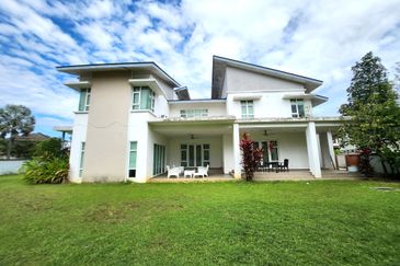 Modern Bungalow with Big Side Land (Potential to build a Pool)