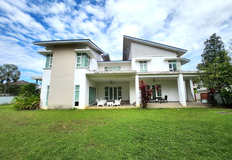 Modern Bungalow with Big Side Land (Potential to build a Pool)