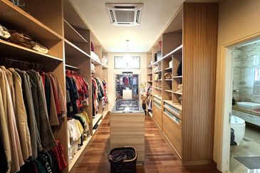 2 storey own built bungalow ( High quality furnishing)