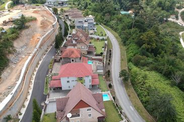 Bungalow Land Gate Guarded Facing Genting Highlands and Corner Unit