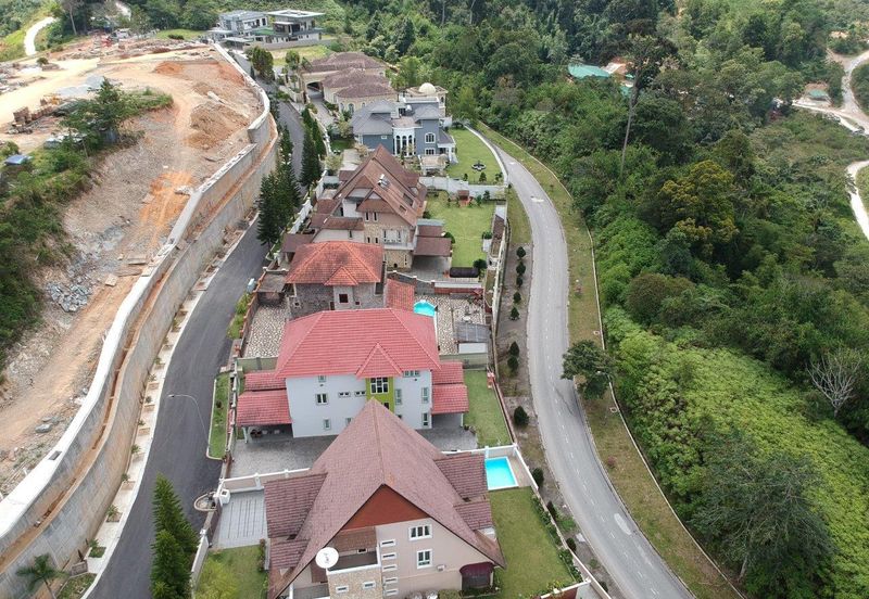 Bungalow Land Gate Guarded Facing Genting Highlands and Corner Unit