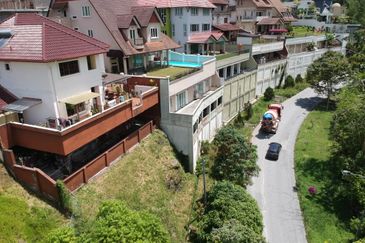 Bungalow Land Gate Guarded Facing Genting Highlands and Corner Unit