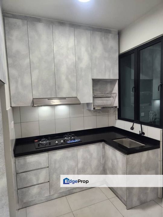 Full Set Kitchen with Cook and Hood and near to LRT bridge for