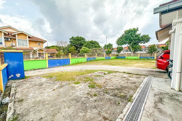 HUGE LAND CORNER LOT Double Storey Semi Detached Cluster Jalan Alam Suria Puncak Alam FOR SALE