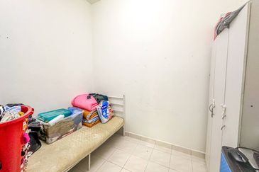 HUGE LAND CORNER LOT Double Storey Semi Detached Cluster Jalan Alam Suria Puncak Alam FOR SALE